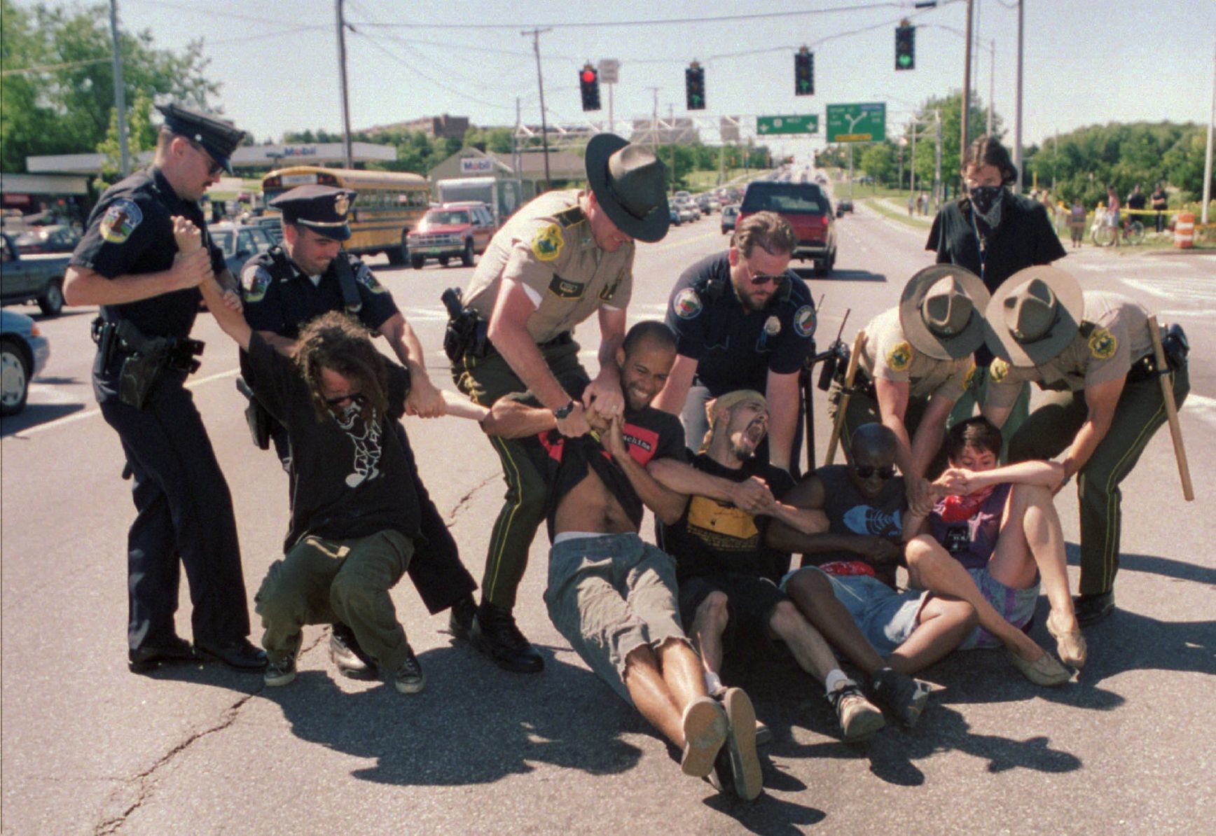 1985: Protesters